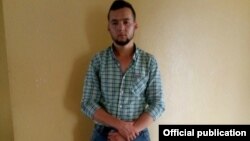 Атҳамхон Аҳмедов полициячиларни чавақлаганликда айбланмоқда