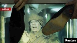 Під час трансляції промови Каддафі в Йорданії глядачі били його зображення черевиками на знак найвищої зневаги до лівійського лідера
