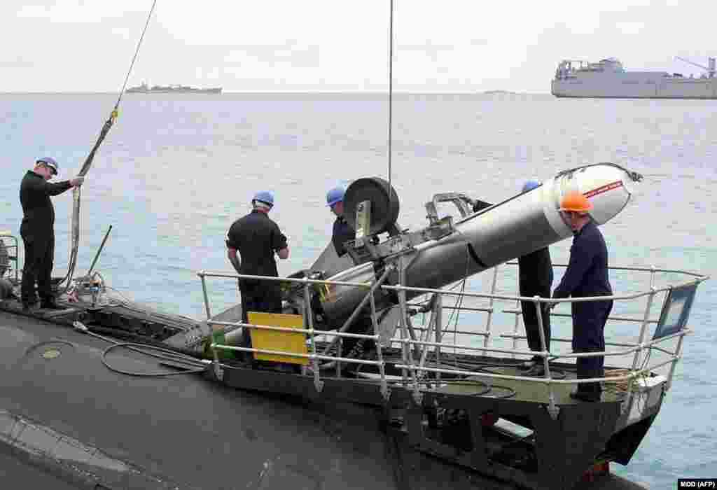 Персонал на британската морнарица ракува со ракета „Томахавк“ во поморска база во Индискиот Океан во ноември 2001 година.Американскиот претседател Доналд Трамп изрази сè поголема фрустрација кон Москва поради нестабилните мировни преговори. Потенцијалното снабдување со „Томахавк“ наводно неодамна беше обновено, бидејќи Белата куќа се обидуваше да го натера Кремљ „да ја почувствува болката“ од војната што ја започна.