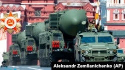 Руските балистички ракети РС-24 Јарс на Црвениот плоштад за време на воената парада на Денот на победата по повод 75-годишнината од поразот на нацистите во Москва, 24 јуни 2020 година