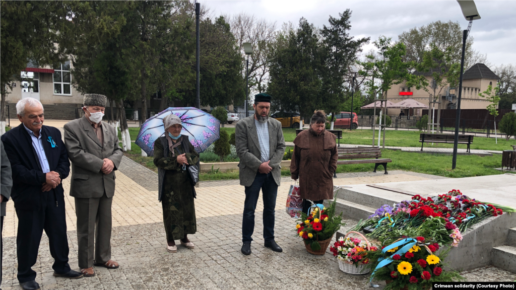 Церемонія покладання квітів біля пам'ятника жертвам депортації кримськотатарського народу, Саки