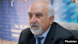 Armenia - Soviet-era dissident Paruyr Hayrikyan gives a press conference in Yerevan, 06Nov2012.