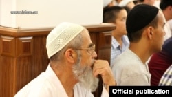 O‘zbekistondagi masjidlarda o‘qiladigan va’zlar Din ishlari qo‘mitasidan tezis shaklida kelishi aytiladi.