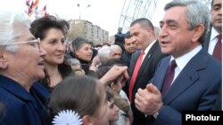 Встреча президента Армении Сержа Саргсяна с избирателями в ереванской общине Малатия-Себастия, 12 апреля 2012 г.