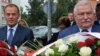 Fostul președinte Lech Walesa și premierul Donald Tusk depunînd ieri o jerbă de la comemorarea de la Gdansk