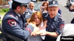 Արխիվ -- Իրավապահները ընդդիմադիր թեկնածու Զարուհի Փոստանջյանին հեռացնում են Հանրապետական կուսակցության շտաբից, 14-ը մայիսի, 2017թ․