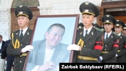 Белгилүү журналист, коомдук-саясий ишмер Мелис Эшимкановду акыркы сапарга узатуу. 18-сентябрь, 2011.