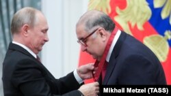 Президент РФ Владимир Путин и бизнесмен Алишер Усманов.