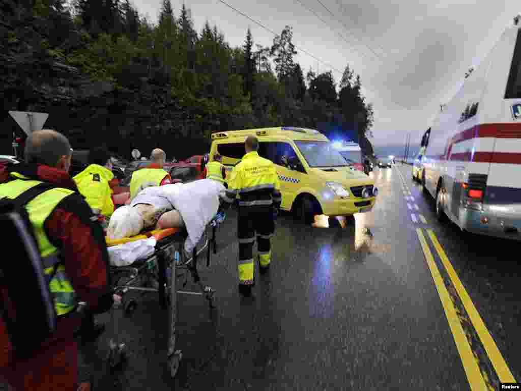 Medicii acordă ajutor răniților din tabăra de tineret de pe insula Storoya, unde atacatorul a ucis 84 de oameni în rafale de mitralieră.