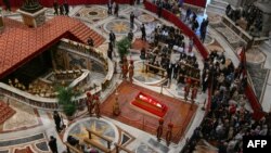 Верниците му оддаваат почит на покојниот папа Франциск додека неговото тело е изложено во базиликата „Свети Петар“ пред неговиот погреб, Ватикан, 24 април 2025 