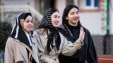 Девушки на улице Грозного. Иллюстративная фотография