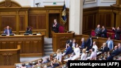 Ուկրաինայի նախագահ Պետրո Պորոշենկոն ծափահարում է Գերագույն Ռադայում Հակակոռուպցիոն դատարանի մասին օրինագծի ընդունումից հետո, Կիև, 7-ը հունիսի, 2018թ․