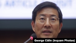 Șeful delegației FMI în România, Joong Shik Kang, la o conferință de presă la BNR. 12 septembrie 2025