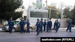 Türkmenabatda polisiýa işgärlerinden ybarat üýşmeleň (Illýustrasiýa suraty)