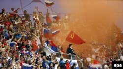 Польша -- Орусиялык футбол ышкыбоздору Орусия командасын сүрөөдө. Врослав, 8-июнь, 2012. 