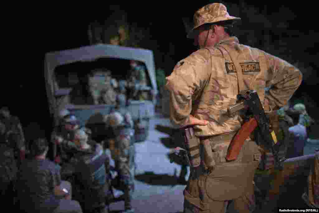 Volunteer soldiers of the Ukrainian National Guard&#39;s Special Forces get ready for a nighttime raid.